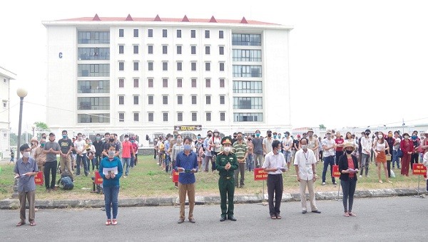 Ban chỉ đạo phòng, chống dịch covid tỉnh Thừa Thiên Huế trao giấy chứng nhận cho các công dân hoàn thành thời gian cách ly