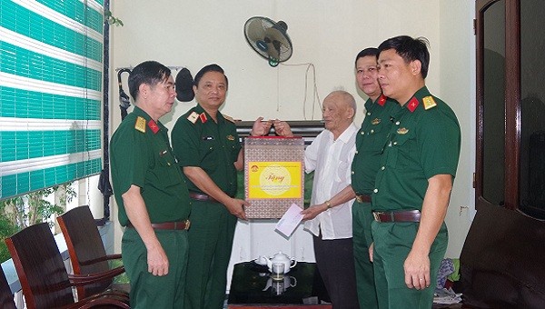 Thiếu tướng Hà Thọ Bình, Phó Tư lệnh quân khu 4 thăm hỏi, tặng quà cho Thiếu tướng Nguyễn Văn Thu.