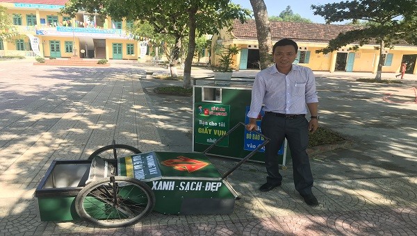 Thầy Tùng hướng dẫn cách sử dụng xe thu gom rác tái chế