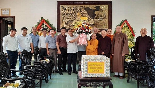 Ban giám đốc Công an tỉnh đã đến thăm và chúc mừng Đại lễ Phật Đản PL.2564