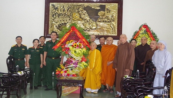 Đại tá Hoàng Văn Nhân tặng hoa chúc mừng Ban trị sự Giáo hội Phật giáo Việt Nam tỉnh Thừa Thiên Huế. 
