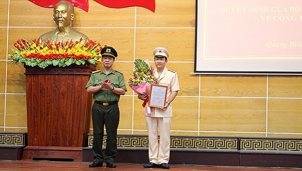 Đại tá Trần Hải Quân trao quyết định bổ nhiệm Phó Giám đốc Công an tỉnh Quảng Bình cho Thượng tá Trần Quang Hiếu.