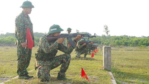 Các chiến sĩ thực hiện động tác quỳ bắn