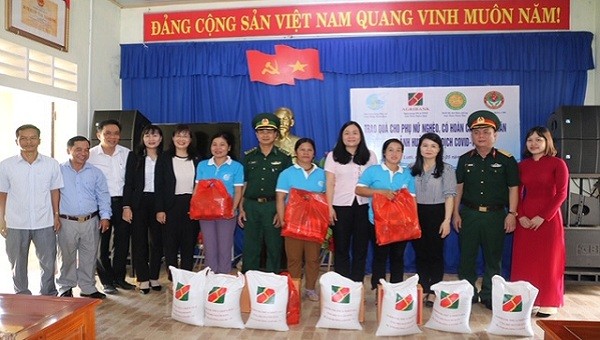Lãnh đạo Bệnh viện quân y 268 và các tổ chức đoàn thể tặng quà cho nhân dân