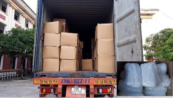 Phương tiện vận chuyển 336 thùng khẩu trang không rõ nguồn gốc xuất xứ.