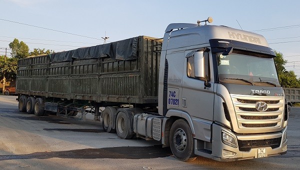 Lực lượng chức năng Quảng Bình 'đau đầu' xử lý xe chở cát 'siêu trọng tải'.