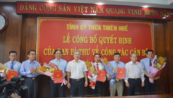 Lãnh đạo tỉnh Thừa Thiên Huế tặng hoa chúc mừng 5 cá nhân nhận quyết định.
