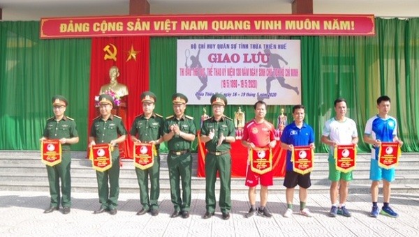Lãnh đạo Bộ CHQS tỉnh tặng cờ lưu niệm cho các đội tuyển