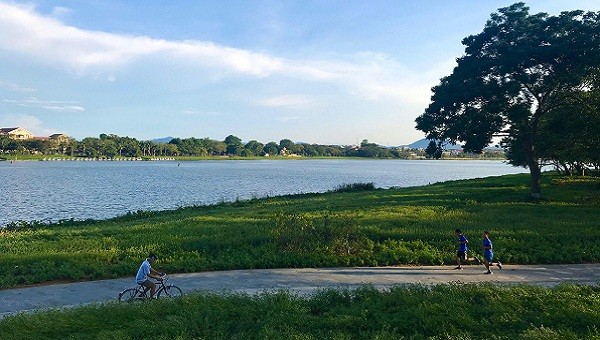 Cảnh quan xanh - sạch - sáng hai bên bờ sông Hương.