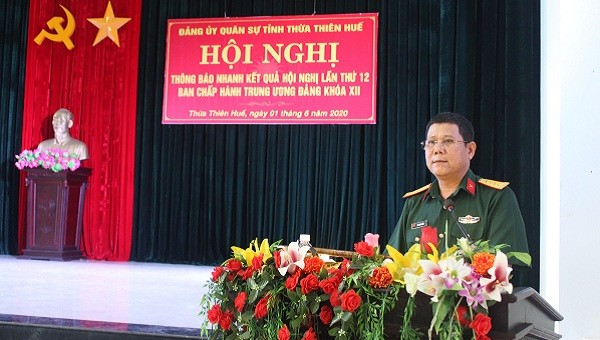 Đại tá Hoàng Văn Nhân, Phó Bí thư Đảng ủy, Chính ủy Bộ chỉ huy quân sự tỉnh thông báo nhanh kết quả Hội nghị.