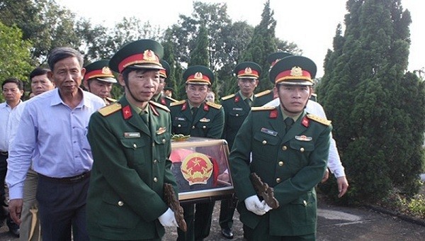Bộ chỉ huy quân sự tỉnh Thừa Thiên Huế đã tổ chức Lễ truy điệu và an táng một bộ hài cốt liệt sĩ được tìm thấy tại núi Rào Trăng (huyện Phong Điền) vào tháng 2 vừa qua.