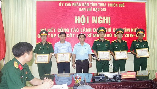Ông Nguyễn Nguyễn Văn Phương, Phó chủ tịch thường trực UBND tỉnh, Trưởng Ban chỉ đạo 515 tỉnh tặng giấy khen cho các tập thể đã có thành tích xuất sắc trong trong công tác quy tập mộ liệt sỹ mùa khô 2019 – 2020.