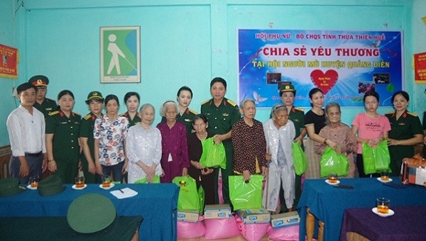 Bộ Chỉ huy quân sự tỉnh Thừa Thiên Huế tặng quà cho các gia đình có hoàn cảnh khó khăn.

