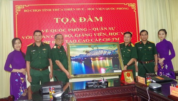 Lãnh đạo Bộ CHQS tỉnh Thừa Thiên Huế tranh lưu niệm cho Đoàn Học viện Quốc phòng.