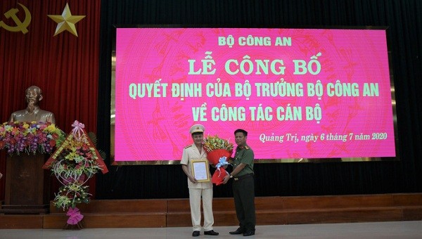 Trung tá Kiều Đức Tính (trái) được bổ nhiệm làm Phó Giám đốc Công an tỉnh Quảng Trị.