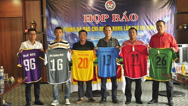 Đại diện các đội bóng nhận áo thi đấu tại Giải bóng đá Báo chí miền Trung lần thứ VII