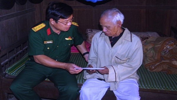 Thượng tá Ngô Nam Cường, Chỉ huy trưởng Bộ CHQS tỉnh Thừa Thiên Huế đến thăm và tặng quà ông Hồ Phong - thương binh nặng trên 80%