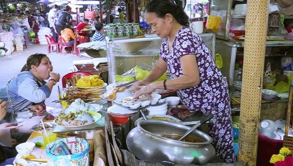 Nhiều người bán hàng không mang bao tay khi chuẩn bị đồ ăn cho khách.