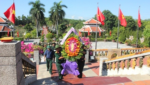 Dâng hoa tại nghĩ trang liệt sĩ Hương Điền, huyện Phong Điền.