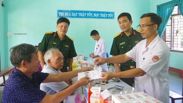Trao tặng thuốc miễn phí cho các thương binh, bệnh binh, người dân nghèo.