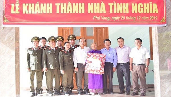Công an tỉnh Thừa Thiên Huế tổ chức lễ khánh thành bàn giao nhà tình nghĩa.