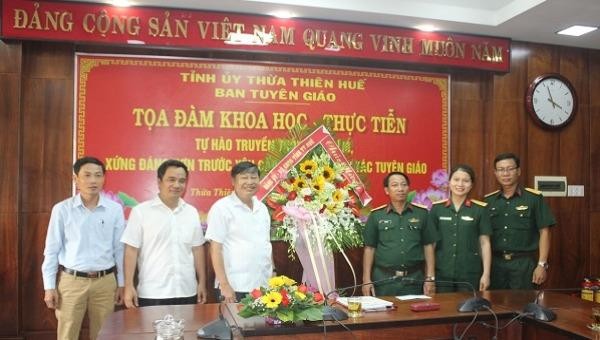 Đại tá Hà Văn Ái, Phó Chính ủy Bộ Chỉ huy quân sự tỉnh tặng hoa chúc mừng ngành Tuyên giáo Tỉnh ủy.