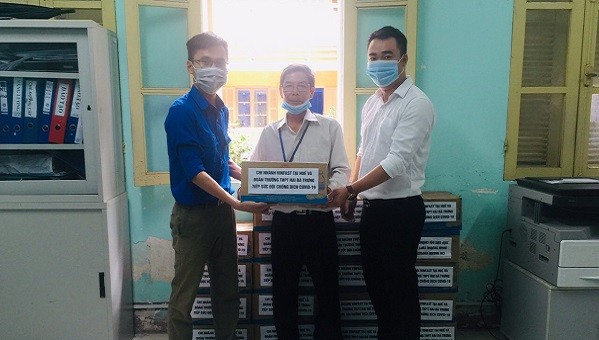 Đại diện 2 đơn vị trao 30 thùng nước uống đóng chai cho Trung tâm Kiểm soát bệnh tật Thừa Thiên Huế.