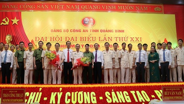 Thượng tướng Bùi Văn Nam và lãnh đạo tỉnh Quảng Bình tặng hoa chúc mừng Ban Chấp hành Đảng bộ Công an tỉnh nhiệm kỳ 2020-2025.