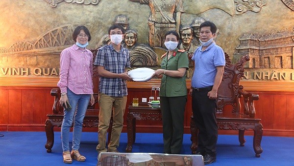 Đại diện doanh nghiệp trao tặng áo quần bảo hộ cho Công an tỉnh Thừa Thiên Huế.