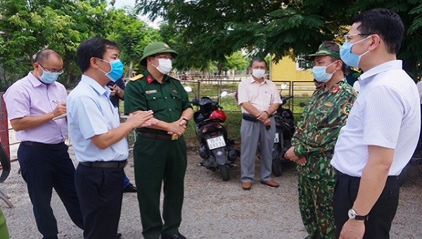 Ông Nguyễn Văn Phương, Phó Chủ tịch UBND tỉnh và lãnh đạo Bộ CHQS tỉnh kiểm tra tại khu cách ly công dân phường Hương Sơ, TP Huế.