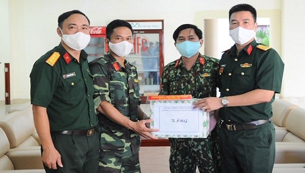Tặng mũ chắn giọt bắn cho lực lượng làm nhiệm vụ tại khung cách ly T4 (Trường nghiệp vụ thuế, xã Phú Thượng, huyện Phú Vang)