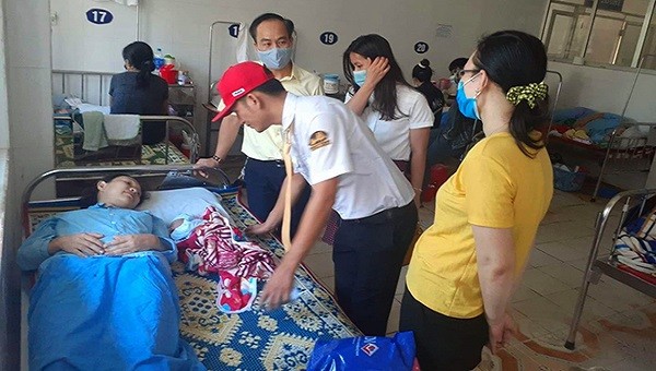 Lãnh đạo hãng taxi và anh Sơn thăm hỏi sức khỏe, chúc mừng sản phụ Giang tại bệnh viện. 