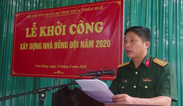 Thượng tá Lê Văn Nhung, Phó Chủ nhiệm Chính trị Bộ CHQS tỉnh Thừa Thiên Huế phát biểu tại lễ khởi công xây dựng “Nhà đồng đội”.