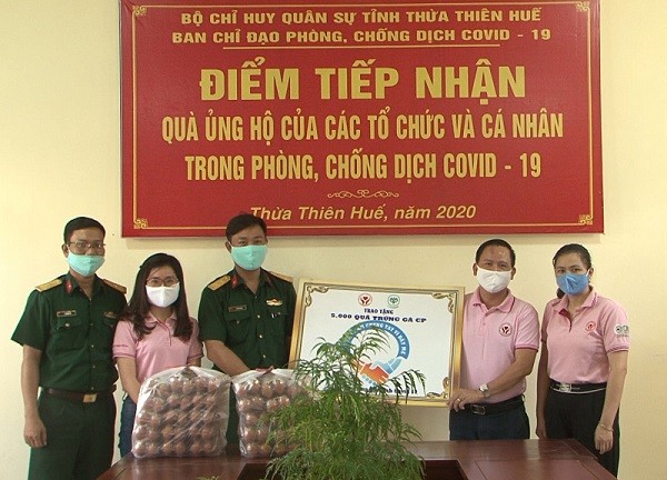 Đại diện lãnh đạo Công ty cổ phần chăn nuôi CP Việt Nam trao tặng 5 ngàn quả trứng gà cho Bộ CHQS tỉnh Thừa Thiên Huế.