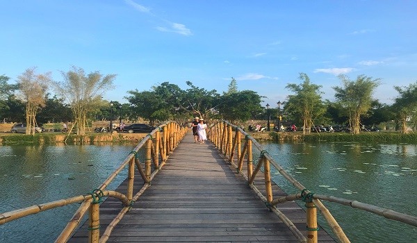 Cầu tre nối đảo Phương Trượng nhìn ra bờ hồ trong xanh