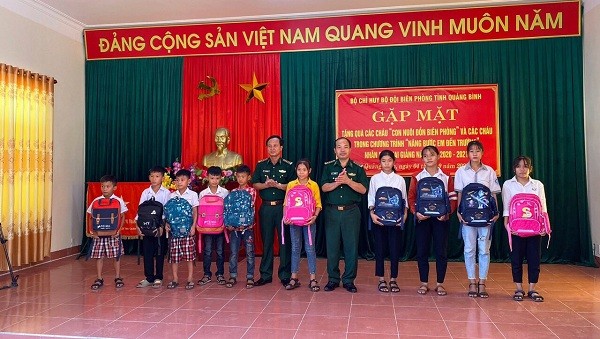 Lãnh đạo Bộ đội Biên phòng Quảng Bình trao quà cho các em là con nuôi và các học sinh được nhận đỡ đầu.