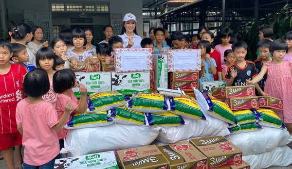 Hoa hậu Giáng My trao quà cho các em nhỏ có hoàn cảnh khó khăn trên địa bàn tỉnh Thừa Thiên Huế.