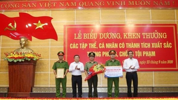 Bí thư Tỉnh ủy, Chủ tịch UBND tỉnh Quảng Bình biểu dương, khen thưởng các tập thể, cá nhân có thành tích xuất sắc trong phòng chống tội phạm.