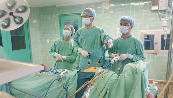 Các y, bác sĩ Bệnh viện Hữu nghị Việt Nam - Cu Ba Đồng Hới phẫu thuật cho bà T.