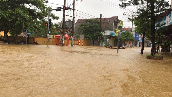 Mực nước sông Kiến Giang tiếp tục tăng cao nguy cơ gây ngập lụt khu vực thị trấn.