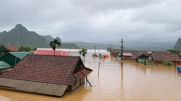 Nhiều căn nhà tại 'rốn lũ" Tân Hóa (huyện Minh Hóa) nước dâng tận mái nhà.
