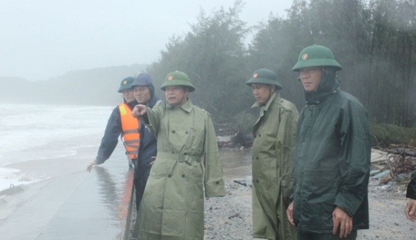 Thượng tá Ngô Nam Cường, Chỉ huy trưởng Bộ Chỉ huy Quân sự tỉnh Thừa Thiên Huế trực tiếp đi kiểm tra công tác phòng chống lũ lụt.