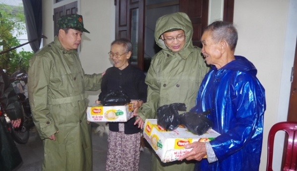 Ông Nguyễn Thanh Bình – Phó Chủ tịch UBND tỉnh tặng quà cho bà con nhân dân huyện Quảng Điền
           

