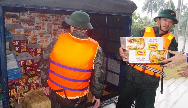 Lực lượng vũ trang tỉnh vận chuyển mì tôm cứu trợ cho nhân dân bị lũ lụt