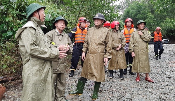 Lãnh đạo tỉnh Thừa Thiên Huế và Giám đốc Công an tỉnh trao đổi phương án cứu hộ cứu nạn.