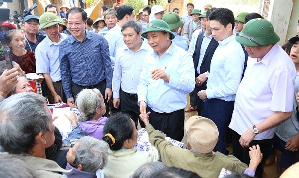Thủ tướng Chính phủ Nguyễn Xuân Phúc đến thăm hỏi, động viên bà con vùng lũ huyện Quảng Ninh (ảnh: Bảo Thiên)