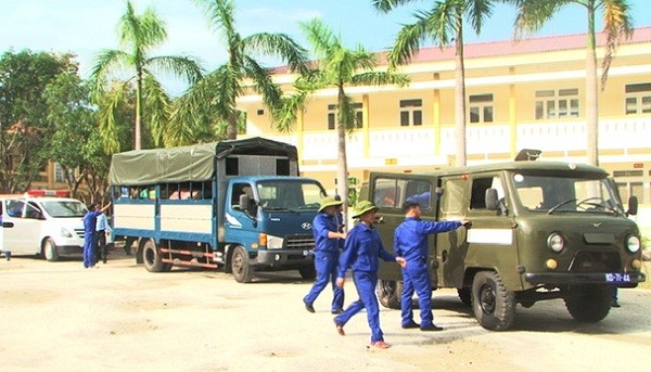 Cán bộ, nhân viên Đội quy tập 192 Bộ CHQS tỉnh Thừa Thiên Huế lên xe hành quân đi làm nhiệm vụ tìm kiếm, quy tập hài cốt liệt sĩ tại Lào 