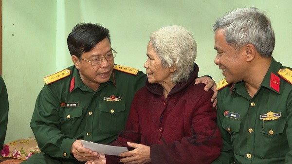 Thượng tá Ngô Nam Cường, Chỉ huy trưởng Bộ Chỉ huy Quân sự tỉnh thăm, tặng quà AHLLVT nhân dân Kăn Đơm.