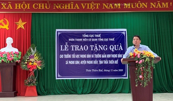 Ông Cao Anh Tuấn - Tổng cục trưởng Tổng cục Thuế - đến thăm hỏi, động viên bà con bị ảnh hưởng do thiên tai lũ lụt  tại Xã Phong Bình, huyện Phong Điền, Thừa Thiên Huế.