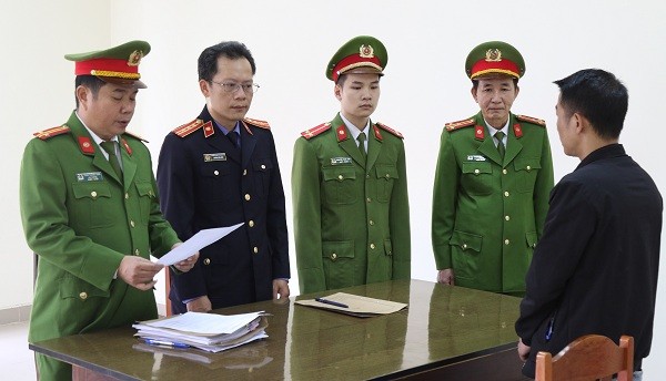 Cơ quan Công an tống đạt các quyết định đối với Ngô Xuân Sĩ.